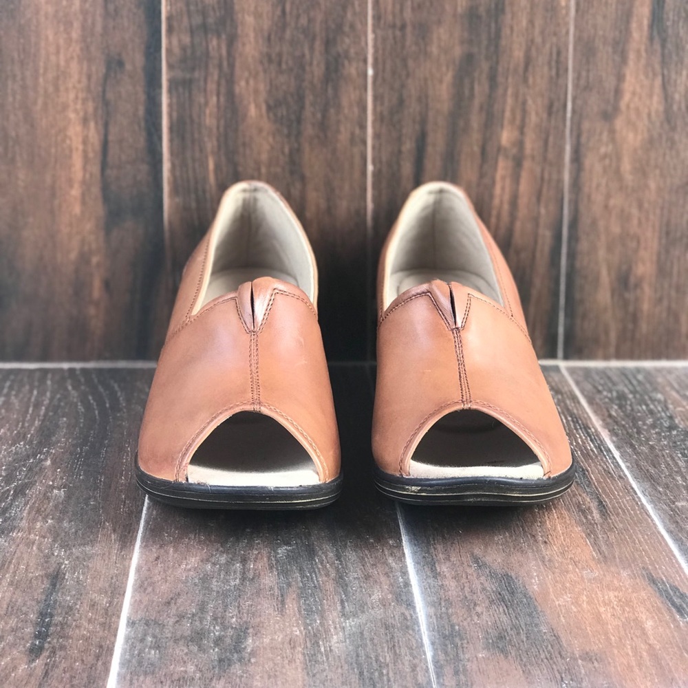 Cognac Leather Split Top Enclosed Wedge Pump - Picture 7 of 7